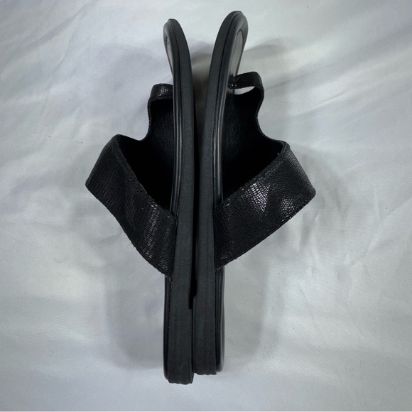 Centro Point Women’s Toe Ring Strap Black Textured Flat Sandals - Picture 6 of 7